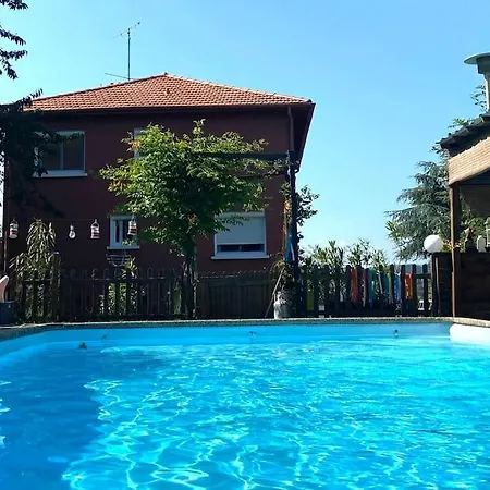 Dans Maison Individuelle, Piscine La Tour-en-Jarez