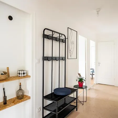Dans Maison Individuelle, Piscine * La Tour-en-Jarez